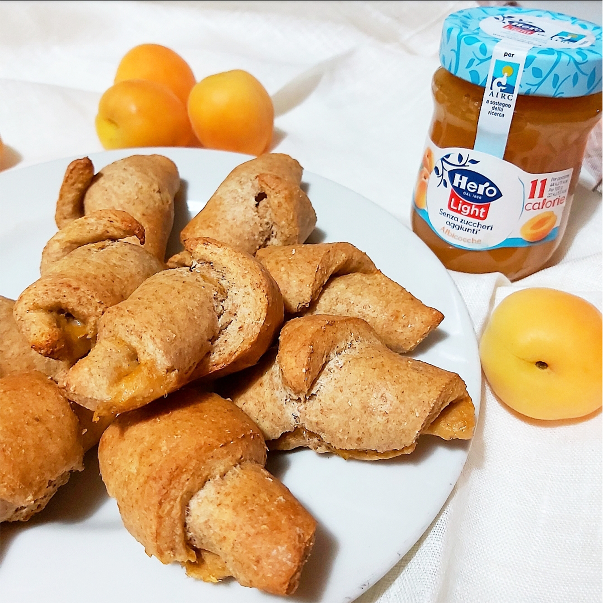 Brioches soffici integrali con confettura hero light alle albicocche