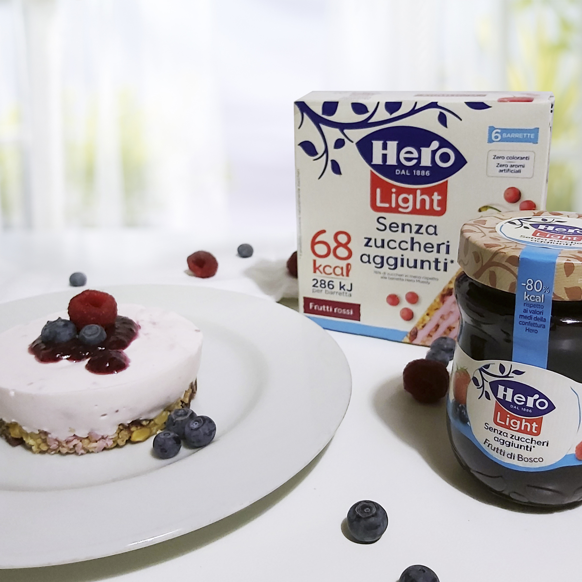 Cheesecake fit con confettura e barrette hero light ai frutti di bosco e frutti rossi