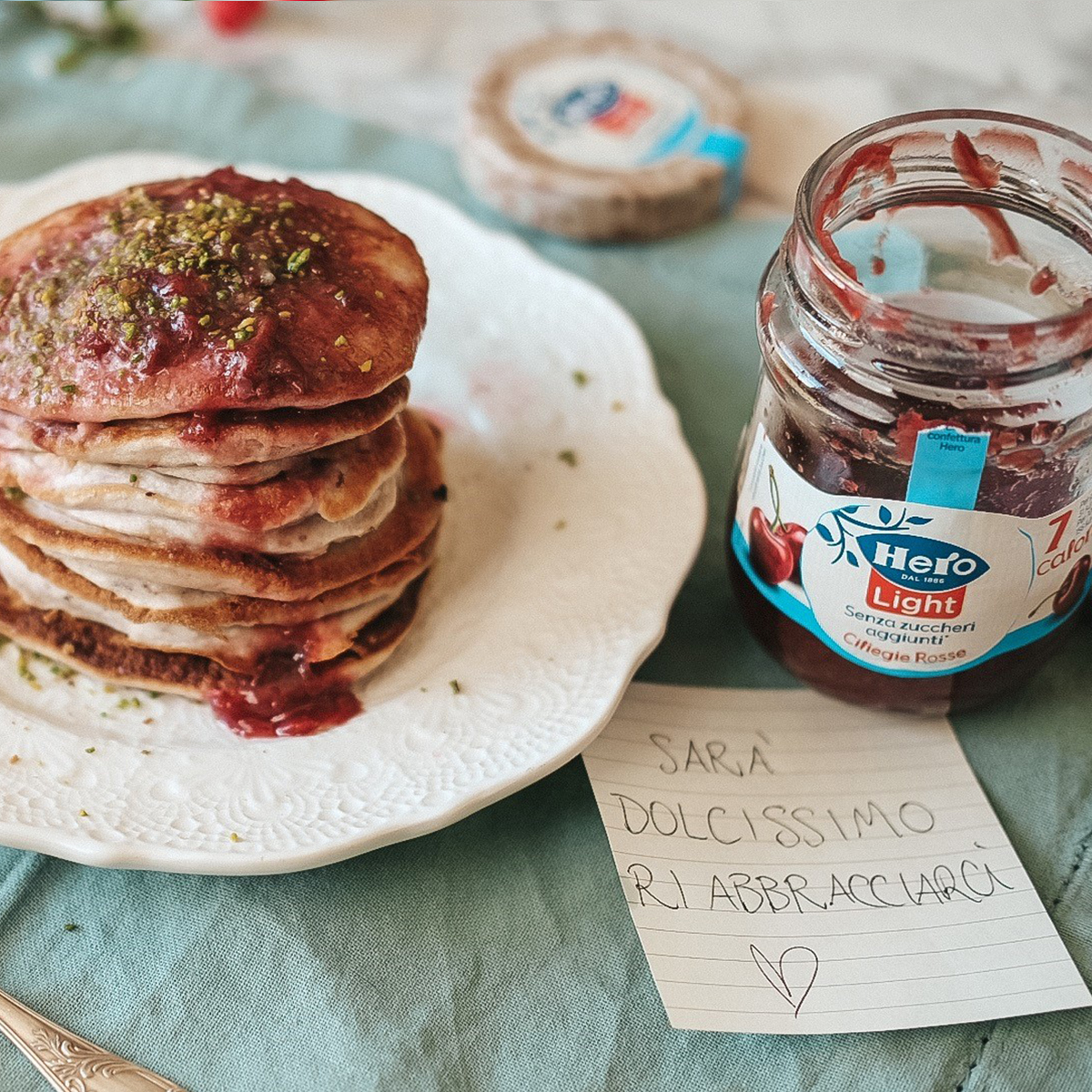 Pancake con confettura hero light alle ciliegie rosse