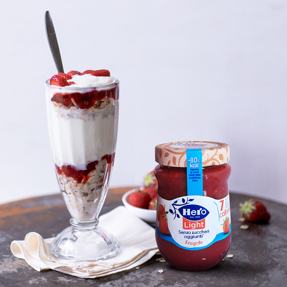 Porridge con fiocchi d’avena con confettura Hero Light alle fragole e panna montata al cocco