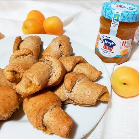 Brioches soffici integrali con confettura hero light alle albicocche