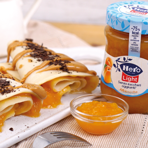 Rotolini di crepes light con confettura Hero Light alle Albicocche e burro di arachidi